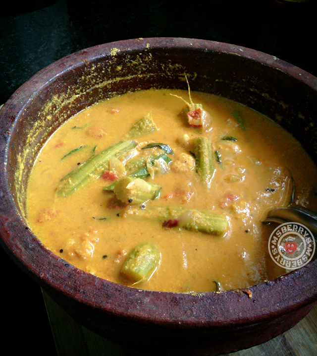 Chemmeen muringakka curry or Prawns drumstick curry